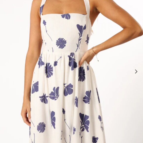 Petal & Pup Hazel Maxi Dress Navy Floral Medium NWOT - Picture 7 of 12